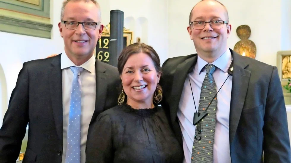 Bilder. Från vänster Ulf Nordwall, Maria Bervelius och Peter Nordwall i Lövångers kyrka.