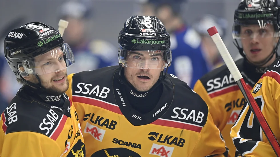 Luleås Oscar Engsund, mitten, firar efter sitt 1–0-mål borta mot Växjö.