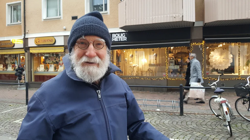 Sven Yrvind satsar på att lägga ut en film per dag på sin Youtubekanal och har precis varit och köpt ett nytt stativ till telefonen.