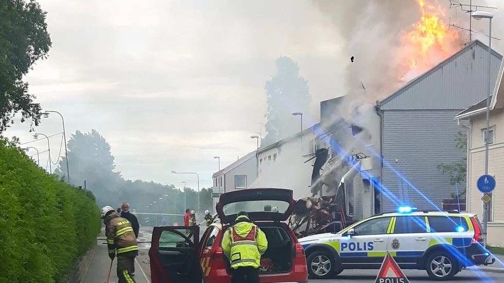 Räddningstjänsten har arbetat med branden hela natten. Foto: Insändarbild