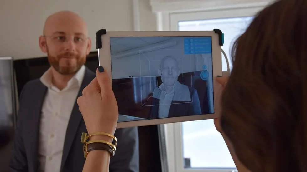 Ny bild. Sara Lindahl tar en bild på Kenth Johansson med en 3d-kamera som kopplats till en Ipad. Foto: Lars Andersson