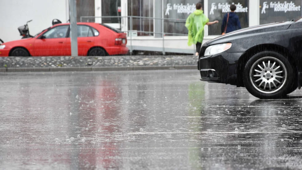 Vid halv tre-tiden på lördagseftermiddagen regnade det kraftigt i centrala Skellefteå. Foto: Jonas Nilsson