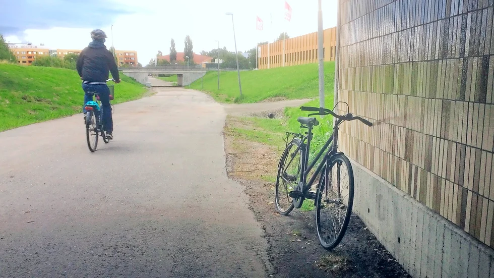 ”Därför föreslår Alliansen omfattande investeringar på infrastrukturen och på förutsättningarna kring bostadsbyggandet. Det handlar om bättre vägunderhåll i hela kommunen, snöröjning, cykelbanor och nya förbifarter.”