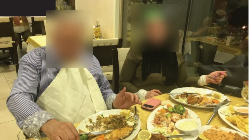 På bilden syns mannen och hans fru äta mat tillsammans. Detta trots att mannen ska ha uppgett till försäkringskassan att han inte kan lyfta bestick själv.