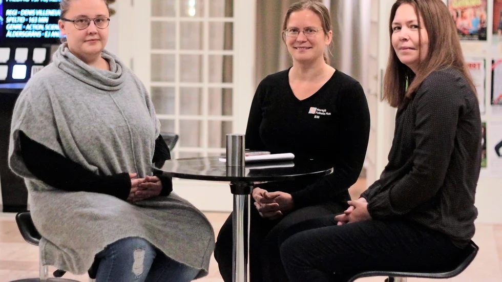 På gång. Ina Klingstedt, Elli Isberg och Dorina Larsson i arrangörsgruppen laddar inför årets Stoorfest. Foto: Evelina Eriksson.
