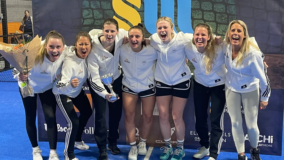 Emmie Ekdahl (tvåa från höger) och hennes lag Padel center Göteborg vann guld i lag-SM.