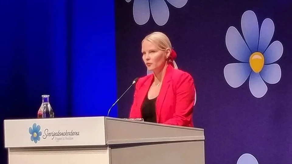 Regionpolitikern Marianne Sandström, 41 år från Överkalix, har valts in som suppleant i Sverigedemokraternas partistyrelse. "Det vore rimligt med ministerposter. Blir vi större än M i valet 2022 ska vi absolut ha det", säger hon.  