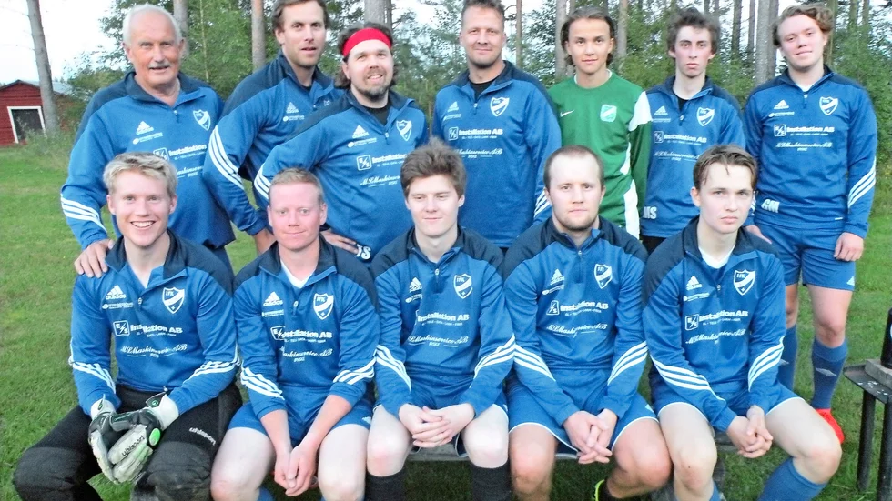 Laddade. IFK Ålunds herrar är nykomlingar i femman och ligger på sjunde plats. På söndag är det derby mot Byske. Foto: Privat.
