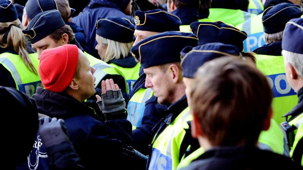 Mitt i folkhavet. Allt fler innevånare, allt fler mord och allt färre poliser i aktiv tjänst. Den ekvationen går inte ihop. Vare sig för polisen eller för demokratin. Det krävs ett lyft.