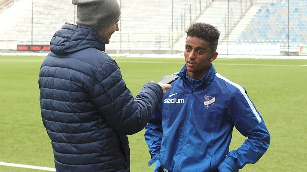 Igång igen. IFK Norrköping gjorde sin första utomhusträning för året i går och Tesfaldet Tekie trivdes som fisken i vattnet. "Jättekul. Jag har längtat jättemycket efter det här", säger mittfältaren.