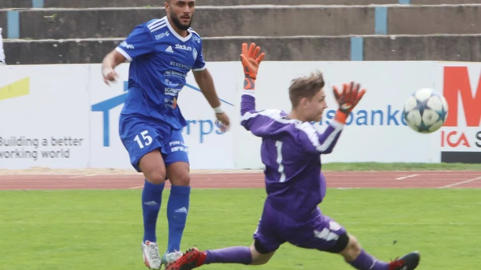 Det var då. Säsongen 2019 och nuvarande VFC-tränaren Håkan "Vargen" Andersson hade just värvat Hadi Wahedi. I kvällens tv-sända match lirar Hadi i Smedby.