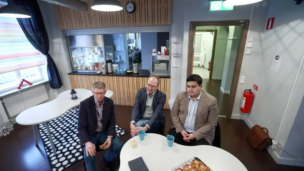 Varnar för otrygg trygghet. Senad Mutic (S) till höger - här tillsammans med tillsammans med Olle Johansson (S) och tjänstemannen Håkan Karlsson (S) på fritidsgården Mångfaldshuset.