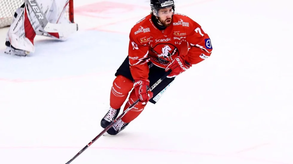 Rikard Olsén blir kvar i Vita Hästen.
