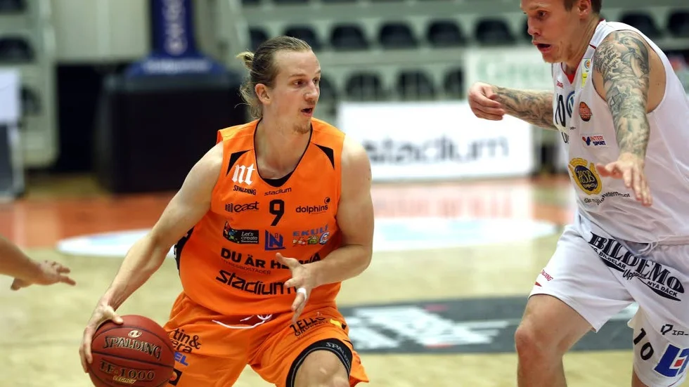 Mikkel Plannthin i duell med Uppsalas Axel Nordström.