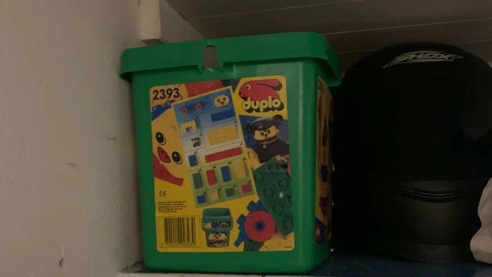I den här burken för leksaker inne i en garderob hittade polisen narkotika.