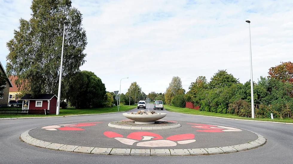 Det ska byggas en gång- och cykelväg längs med Tjärnvägen som syns i bakgrunden.