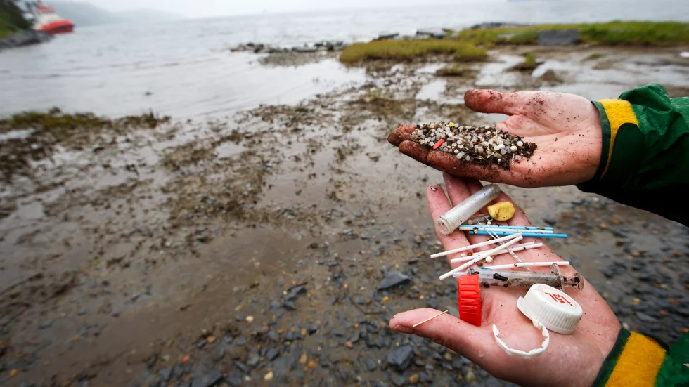 Plast i havet och på stränderna.