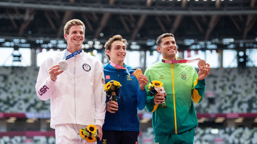 Armand Duplantis på prispallen efter sitt guld på OS i Tokyo. Silvermedaljören Chris Nielsen, USA, var redan klar för Beijer stavhoppsgala sedan tidigare. När nu galan kompletteras med fem namn står det även klart att bronsmedaljören Thiago Braz kommer till Uppsala. 