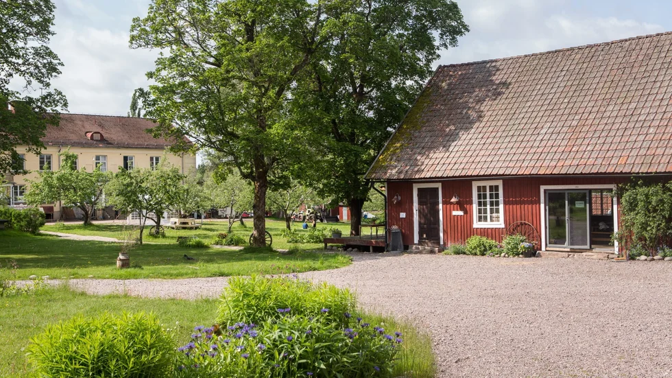 Trots kritikstormen efter förra årets arrangemang drar tantraveckan på Ängsbacka kursgård i Molkom nu igång igen. Pressbild.