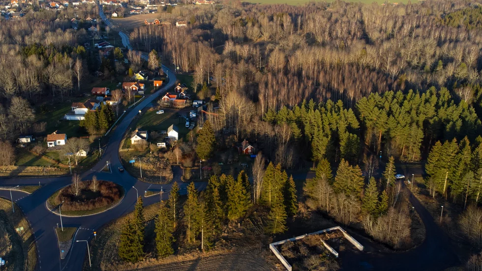 Till höger är det skogsområde som kommunen köpt av kyrkan. Till vänster Vallbergsvägen och längst bort Väderstad och Väderstad AB.