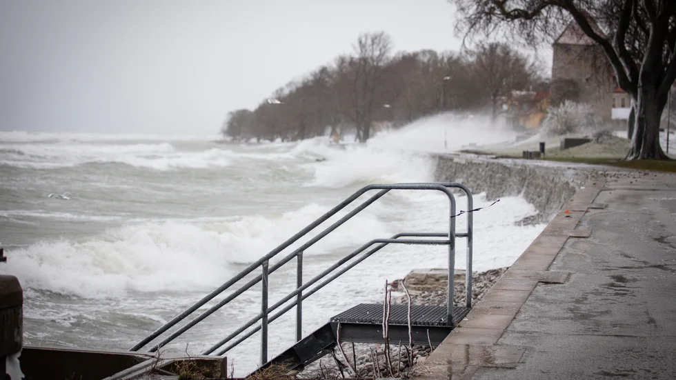 Det blåser storm på Gotland och under natten har flera tusen hushåll varit strömlösa.