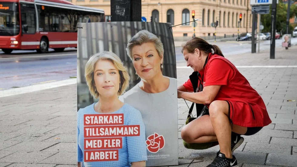 


Robert Höglund tror att Socialdemokraterna riskerar att få ta ner skylten "för gott" redan efter valet 2022 om partiet inte ändrar skol- och migrationspolitik. 



