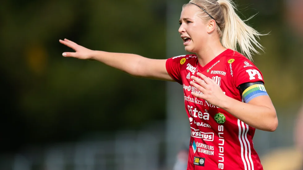 Vägen pekar framåt för Piteå IF:s Ellen Löfqvist. Hon ar inte spelat en tävlingsmatch sedan juli 2021 mot Djurgården.