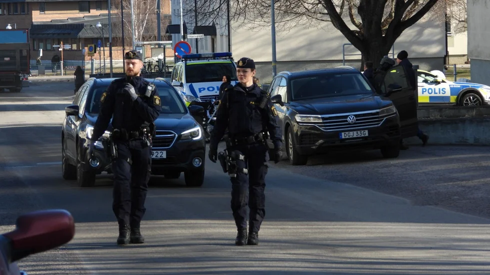 Polisen var på plats i Hageby med flera patruller under måndagen.
