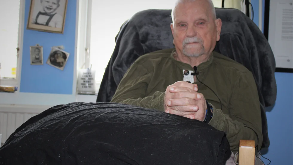 "Jag måste väl få bli förbannad även att jag är såhär gammal. De behöver byta ut alla chefer de har i den här kommunen", säger Gillis Lidstöm som nyss är hemkommen från sjukhuset efter att hans kateter spolats med fel vätska. 