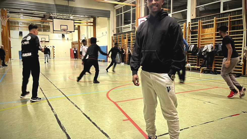 Abdiaziz Warsame ska tala om sina livserfarenheter under veckan. I måndags besökte han Skiftinge, under tisdagen i Fröslunda och på fredag ska han tala i Årby.