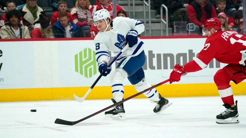 Torontos William Nylander gjorde ett av de totalt 17 målen som föll i mötet med Detroit.