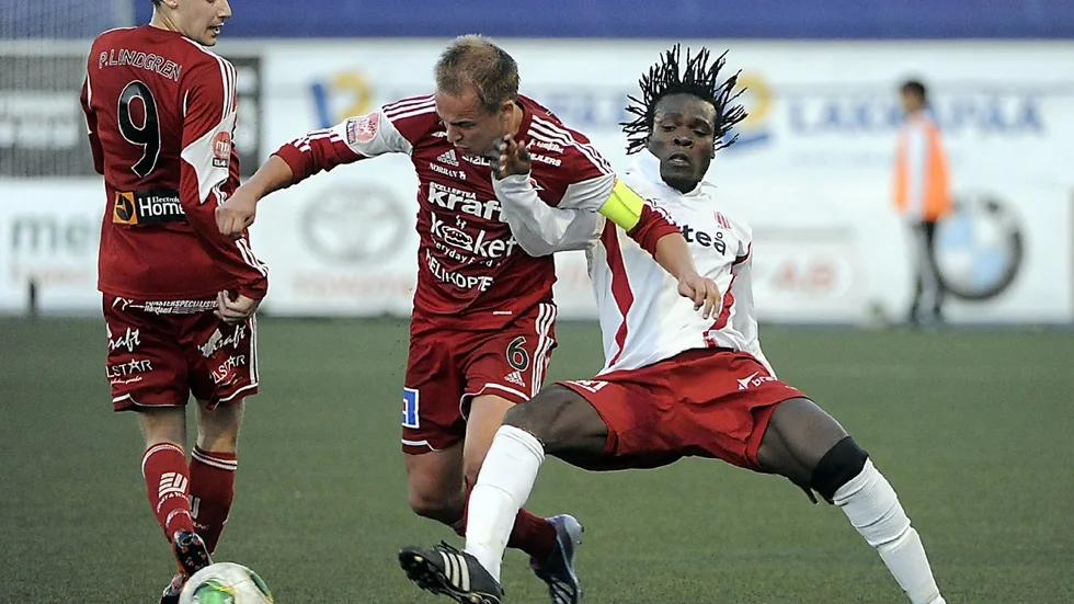 FF:s lagkapten Fredrik Lindgren i kamp med Piteås Justice Tetteh Komey, som spelade med FF ifjol. Foto: Roine Sandlén.