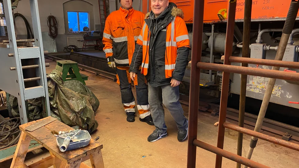 Micke Däckfors och Kai Tamminen i föreningen Sörmlands veteranjärnväg hoppas att museet ska kunna öppna till sommaren.