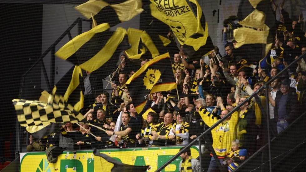 AIK -supportrar under kvartsfinal 2 i bäst av 7 mellan Brynäs och Skellefteå i SM-slutspelet i ishockey på Läkerol arena i Gävle på torsdagen. Foto Henrik Montgomery / SCANPIX