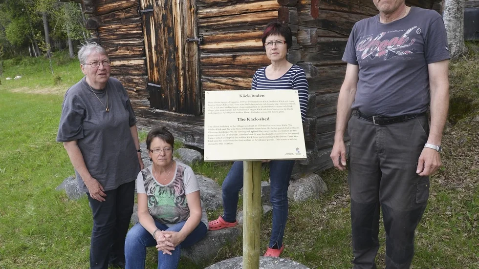 Glommersträsk hembygdsförening, här representerat av Gudrun Wikberg, Solveig Löf, Kerstin Boström och Tomas Johansson, har inte längre råd att anställa sommarguider till Hängengården. Foto: Göran Westerlund