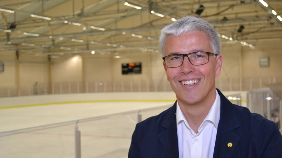 Per-Anders Israelsson inne i den nya ishallen.