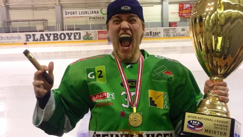 Linus Lundström, här efter en mästartitel i Österrike, klev fram för Östersund i kvalet till Hockeyallsvenskan.