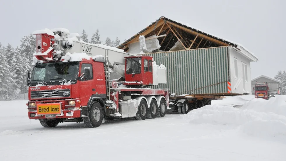 I vintras flyttades ett hus från Rentjärn till Malå. Foto: Britta Stenberg.