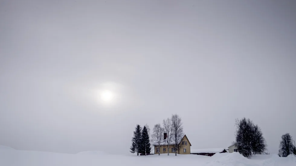 Avstånden är stora i Tornedalen. Här ett ensligt beläget hus i Pajala kommun.