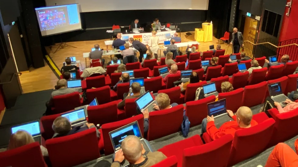 Östhammars kommun fortsätter hävda att det var rätt att köpa in 79 datorer till samtliga ledamöter och ersättare i fullmäktige för pengar ur Kärnavfallsfonden.
