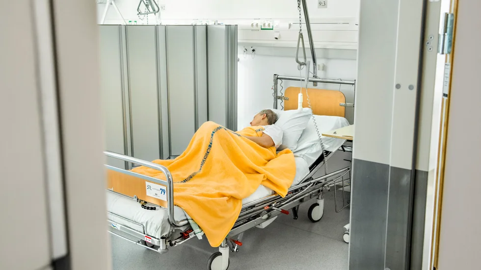 Den medicin-geriatrisk kliniken har drabbats hårt med alldeles för få vårdplatser för akut sjuka patienter, konstaterar bland andra Kurt Boman, professor emeritus, Skellefteå.