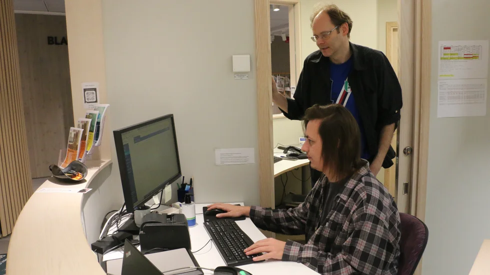 Calle Ljungberg och Pontus Karlsson på biblioteket kan hjälpa till. Inom ramen för projektet Digidel har de möjlighet att hjälpa till med lite av varje som kunderna behöver. Exempelvis vaccinationsbevis.