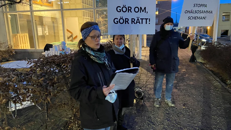 Camilla Andersson och Ann Björling höll tal inför mötet med nämndens ordförande.