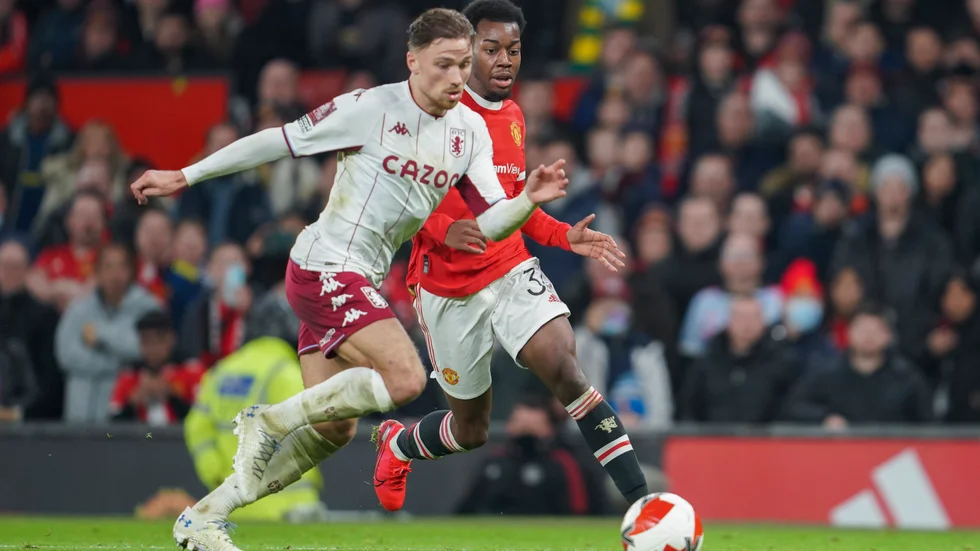 Anthony Elanga, till höger, i kamp om bollen med Aston Villa Matty Cash.