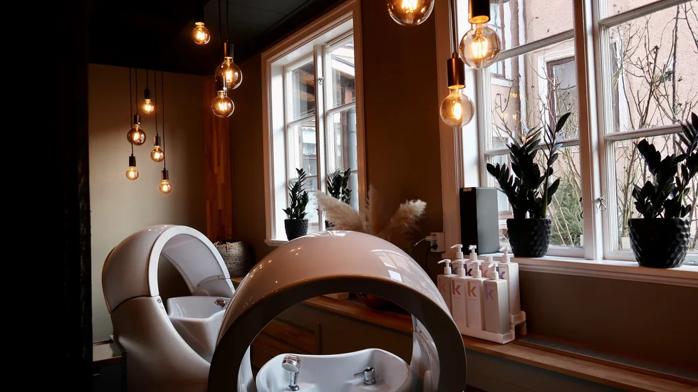 Stort fokus har riktats mot salongens inredning för att skapa en lugn atmosfär med utvalda färger och detaljer.