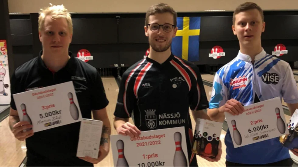 Marcus Bäck tillsammans med landslagsspelarna Pontus Andersson (mitten) och William Svensson (till höger) efter finalen i Gästabudsslaget.