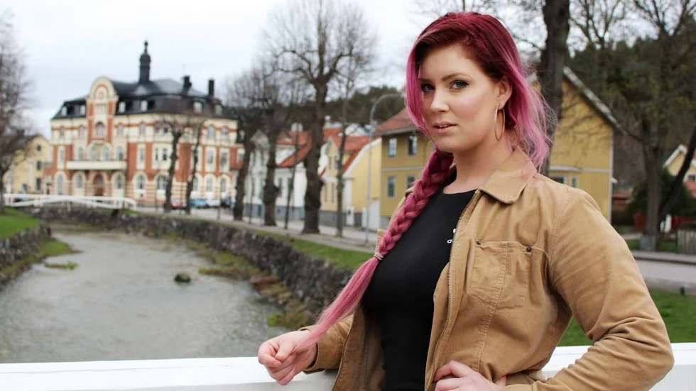 Besök. Julia Sativa-Maria Pettersson på tillfälligt besök i Söderköping. Hemorten är annars Finspång, där hon kommer att stå på scenen den 31 maj inför en stor publik.
