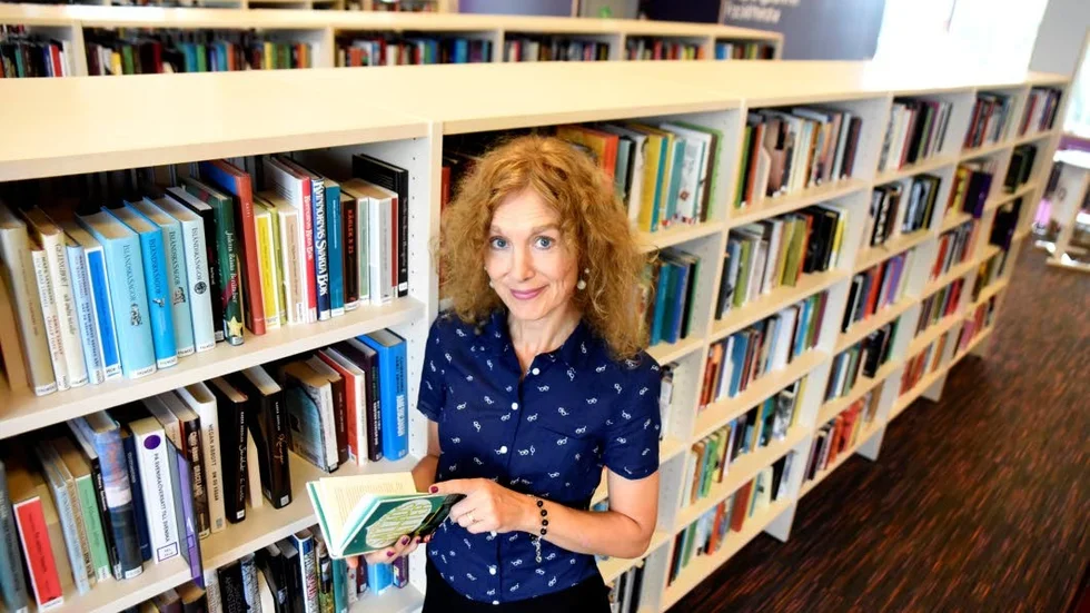 Påfrestande Bibliotekschef Elisabeth Cserhalmi ser väldigt gärna att de barn som vistas i entréhallen istället tar med sig  målsman och besöker biblioteket.
