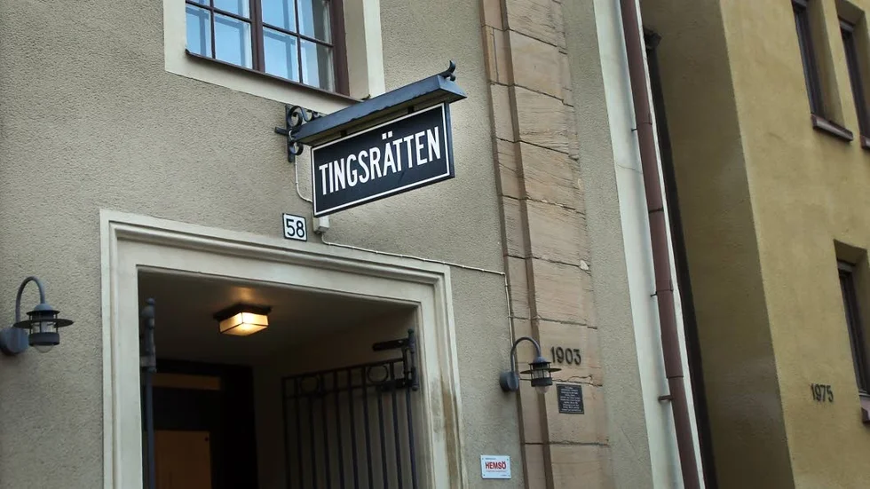 Förhandling. Enligt åklagaren låste mannen in familjen och lämnade lägenheten. Han åtalas för olaga frihetsberövande.