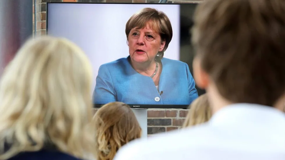 Kansler Merkel. Angela Merkel ser olsagbar ut och lär fortsätta som kansler i Tyskland efer söndagens val. Men vem och vilka ska hon regera med?